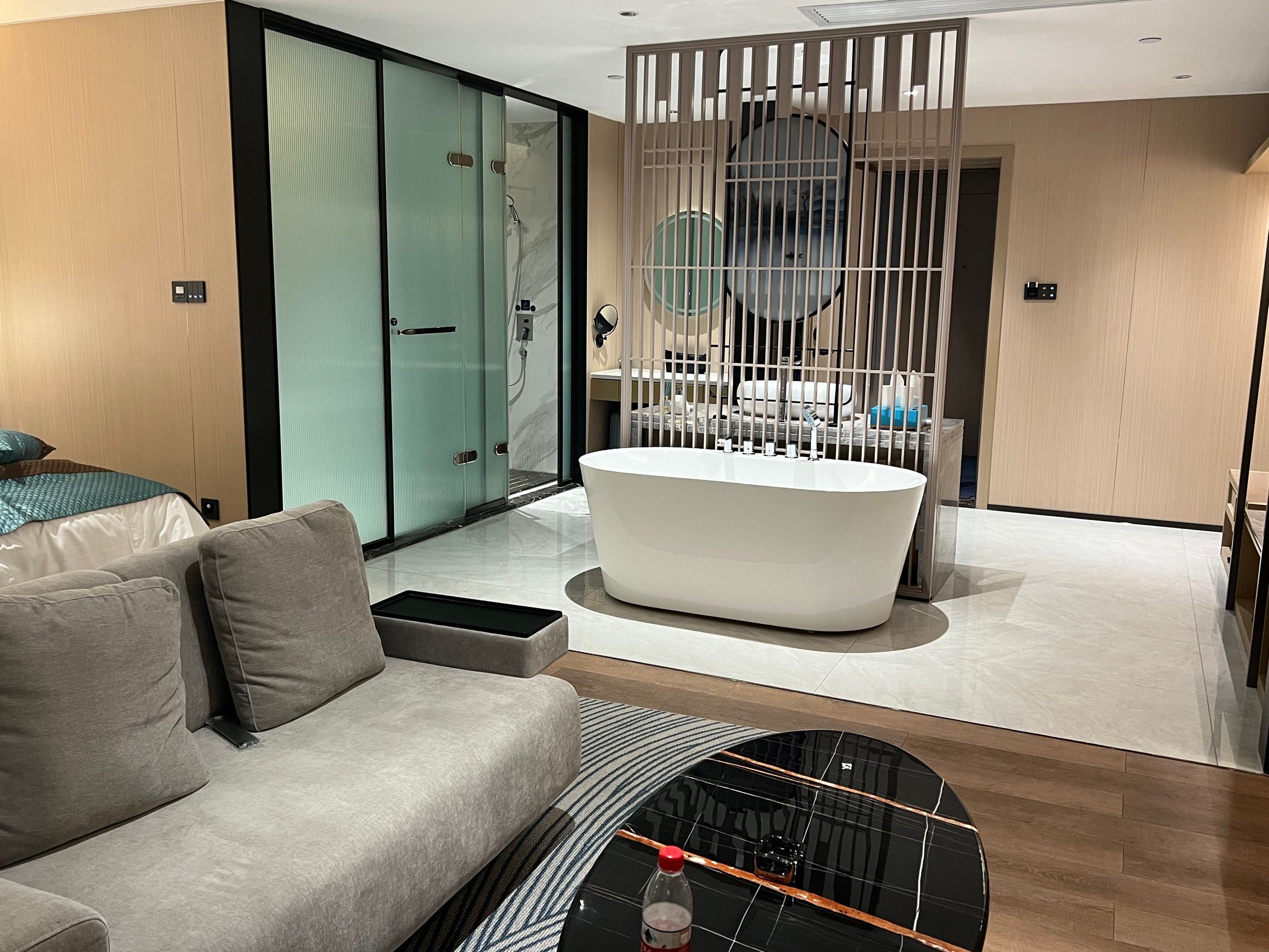 保险有温度,人保财险政银保 _2025-2030智能浴缸行业投资分析：高端家居入口的争夺战