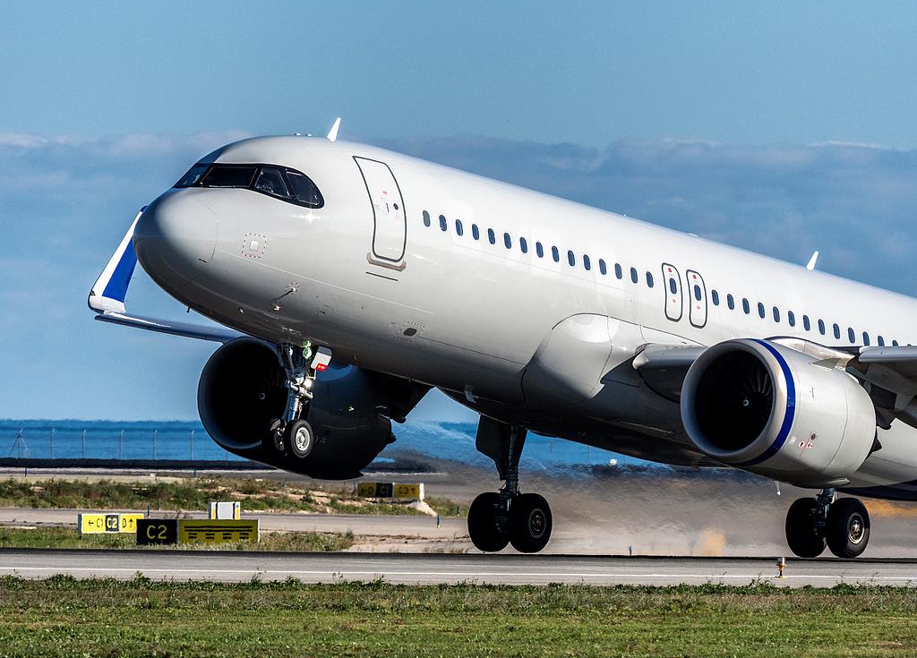 美股五连涨,英特尔暴涨10%,银铜齐创历史新高;数千架空客A320飞机需紧急更换软件;香港将下半旗志哀;重要新规!证监会征求意见丨每经早参