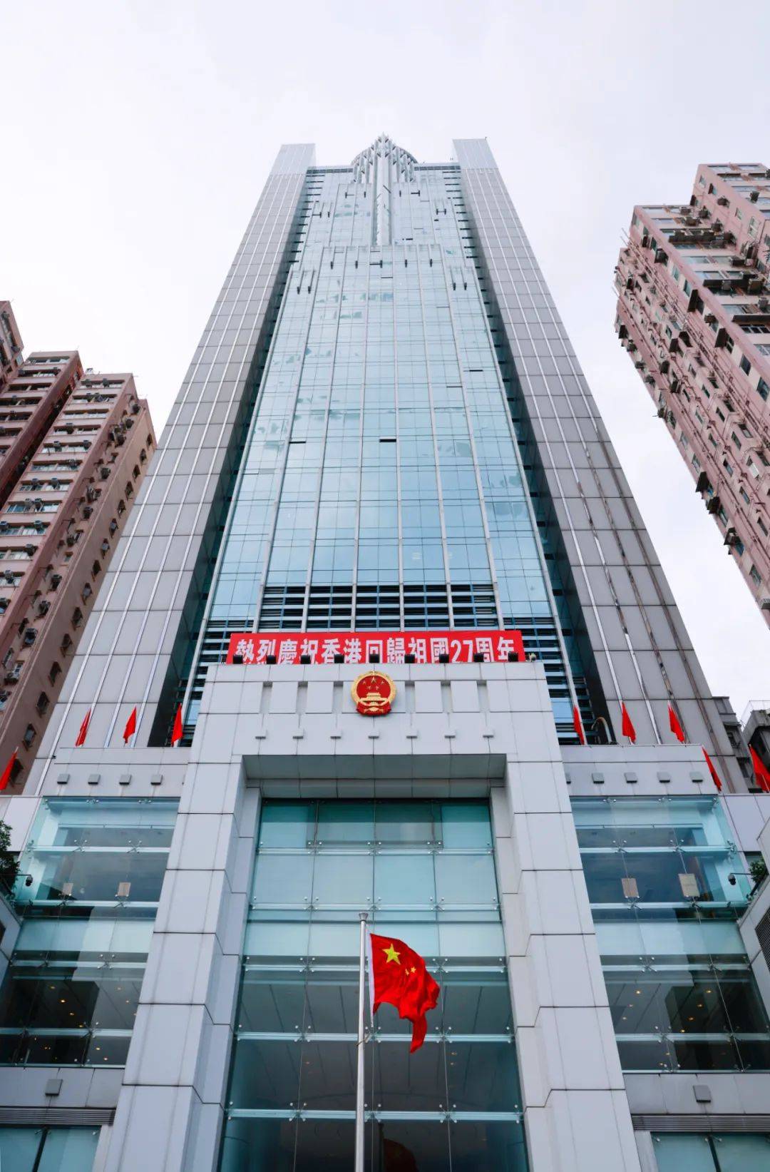 中央港澳办协调中央有关部门继续为香港救灾工作提供物资支援