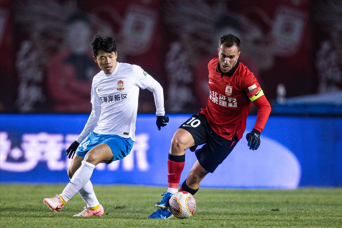 美加墨世界杯分组结果出炉；阿巴边境爆发冲突；比特币跌穿9万美元；奈飞5000亿元收购华纳兄弟；我国将迎来首部上市公司监管行政法规丨每经早参