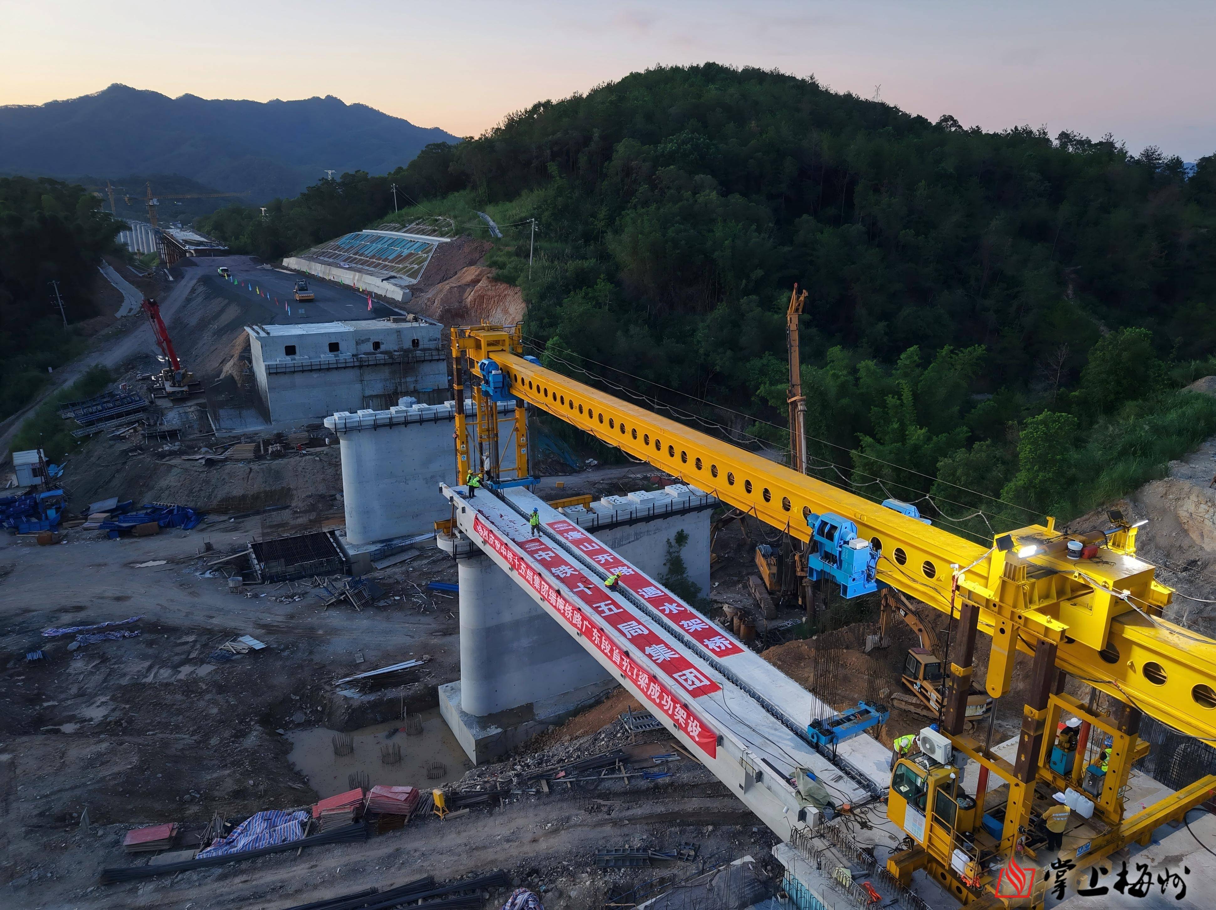黄惠铁路建设取得关键进展首片T梁成功架设开启上部结构施工