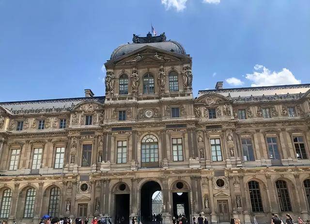 法国卢浮宫盗窃案调查报告:重大安保漏洞致嫌犯得手