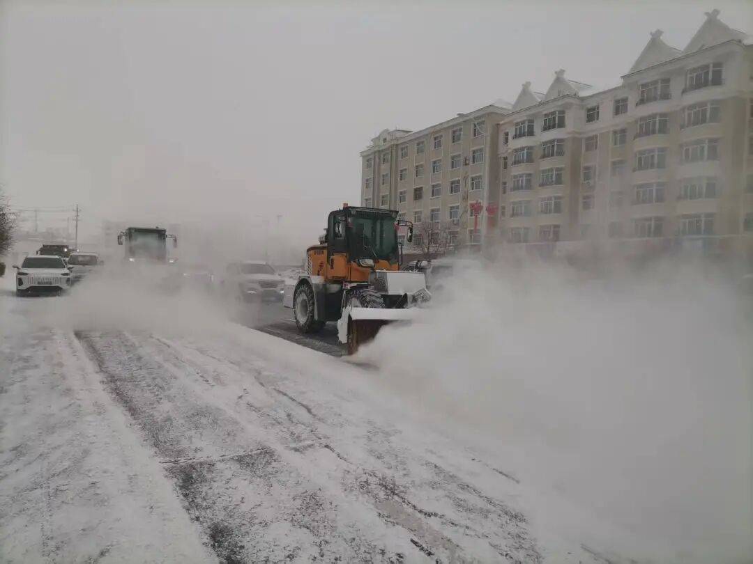 北京交通部门多措并举应对入冬首场降雪