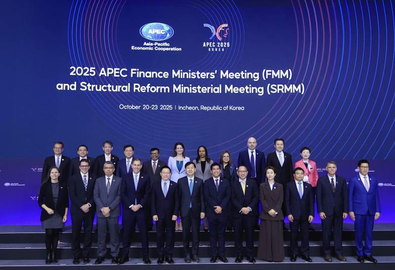 财政部副部长廖岷与英国财政部国际金融事务总司长怀特举行视频通话