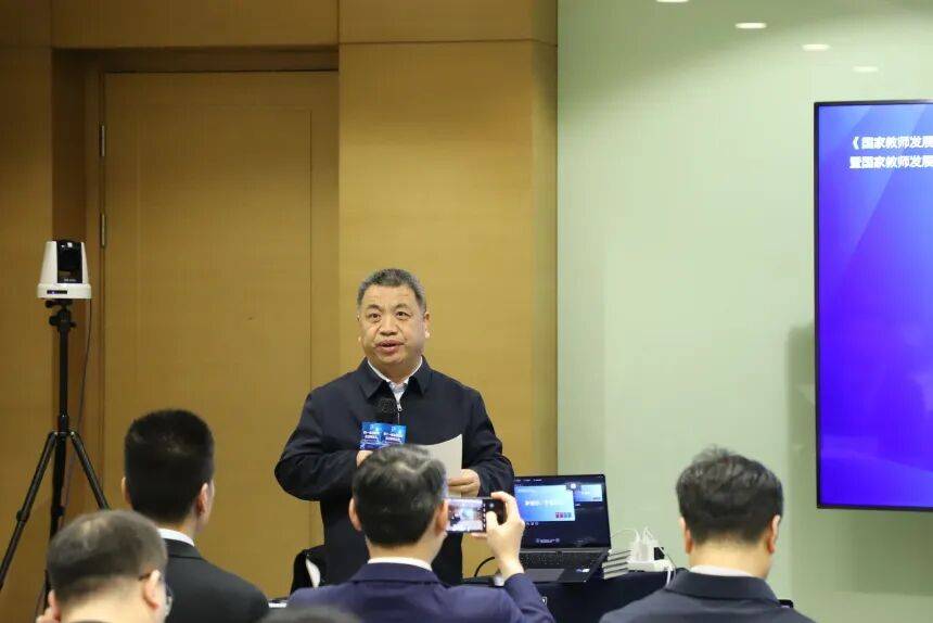 赭石遗存系统研究揭示：中国西南1.4万年前古人灵活开发利用资源