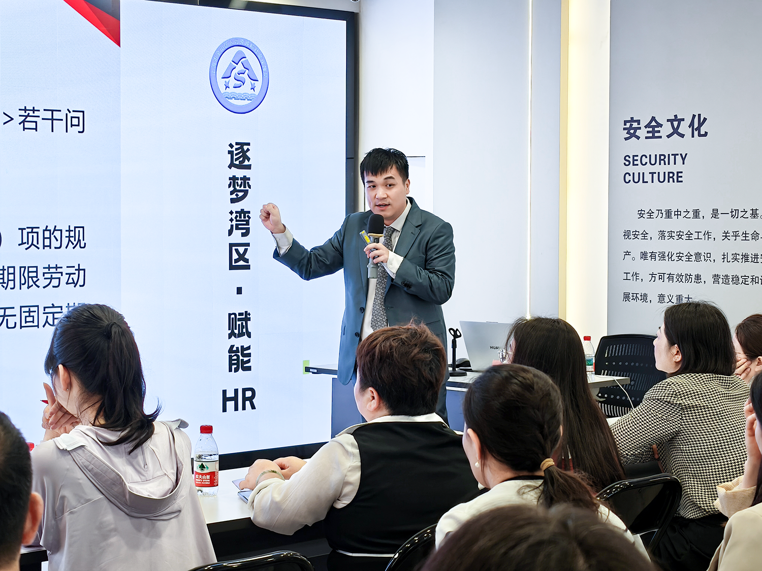 六家公司同日启动港股招股；港交所建议优化每手买卖单位框架丨港交所早参