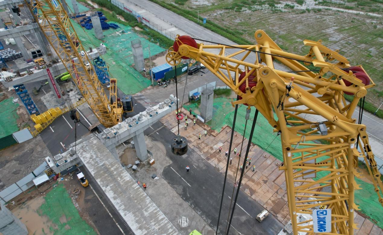 厦金大桥厦门段项目海上首榀钢箱梁吊装成功