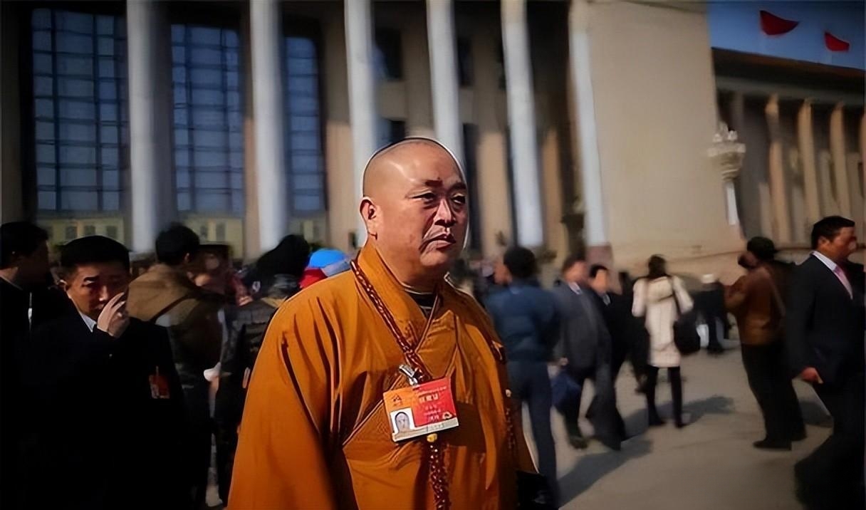 万里石董事邹鹏个人名下持股减少6.7万股，涉及金额206.36万元