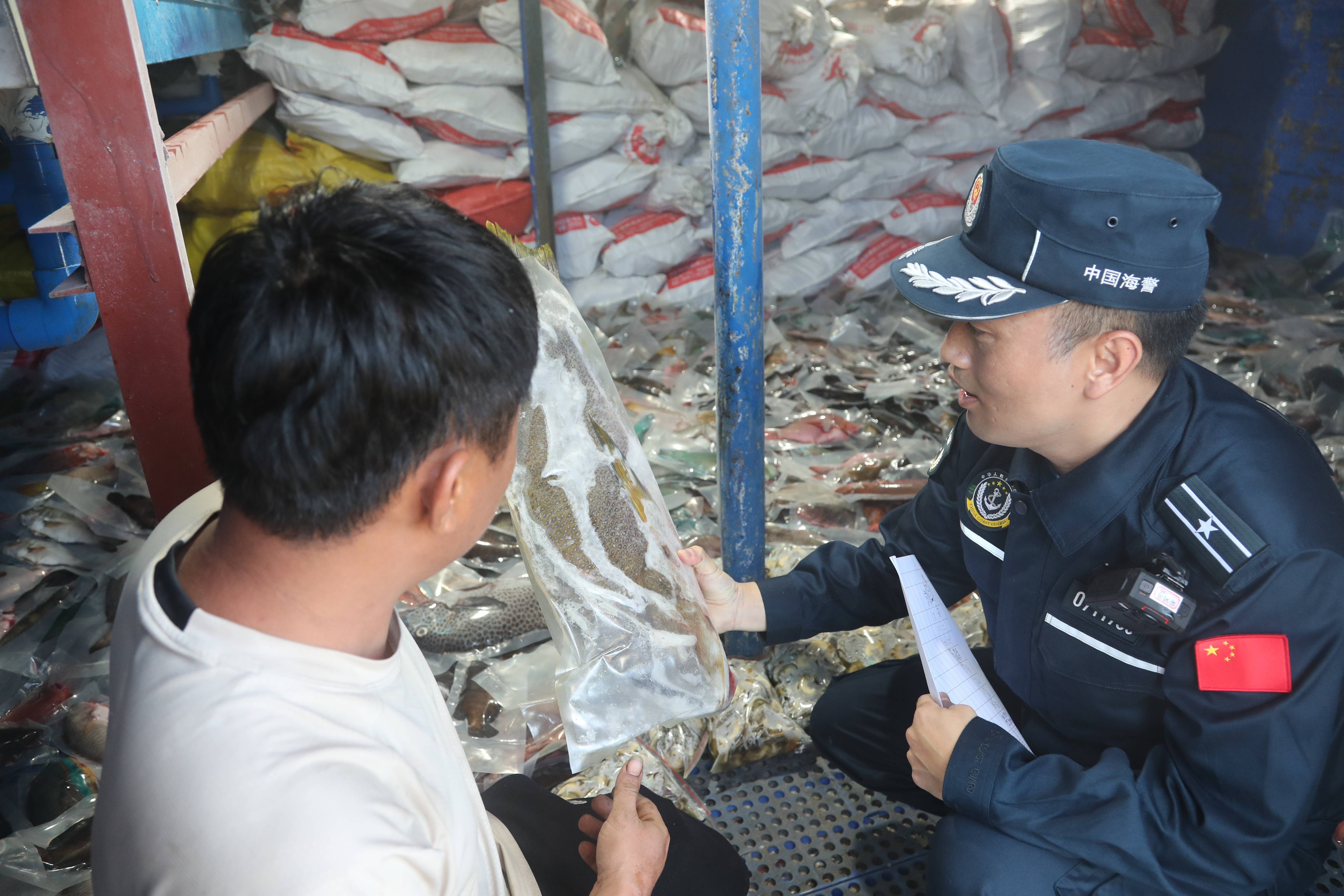 中国海警位中国黄岩岛领海及周边区域执法巡查