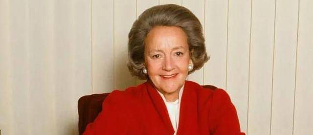 巴菲特正式退休；白银2025年涨近150%；土耳其对中国公民免签；六大行宣布！这笔钱计息；“星链”卫星曾两次危险抵近中国空间站丨每经早参