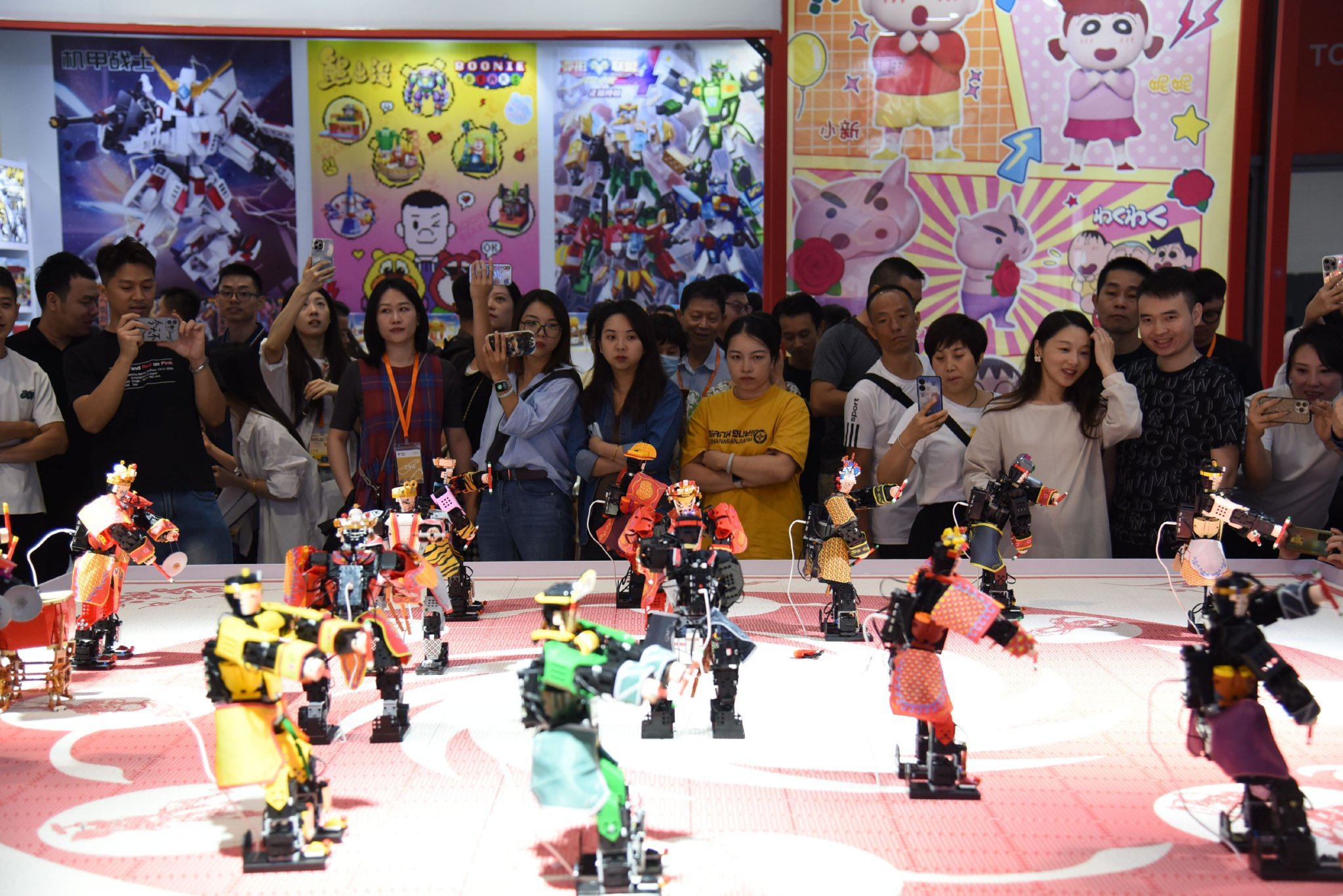 CES（国际消费电子展）期间智元将展示全系列产品群控舞蹈等