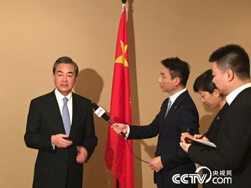 王毅同南非外长拉莫拉通电话