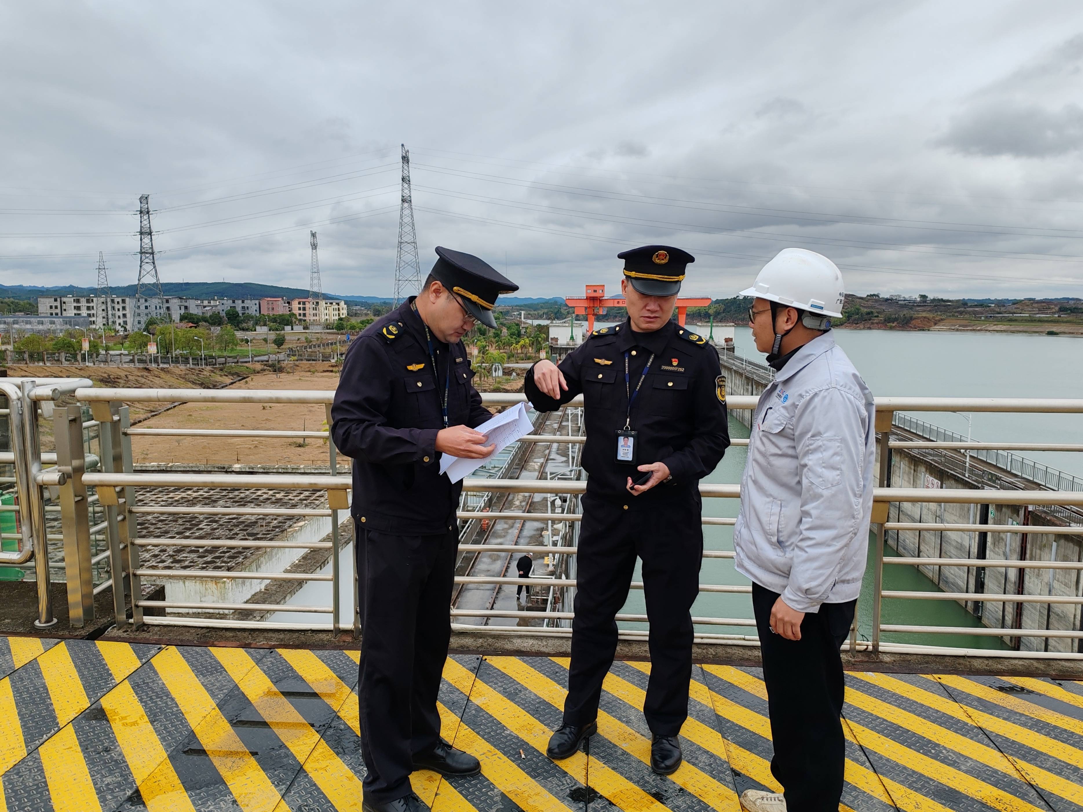 广西桂平船闸年过货量首破9000万吨