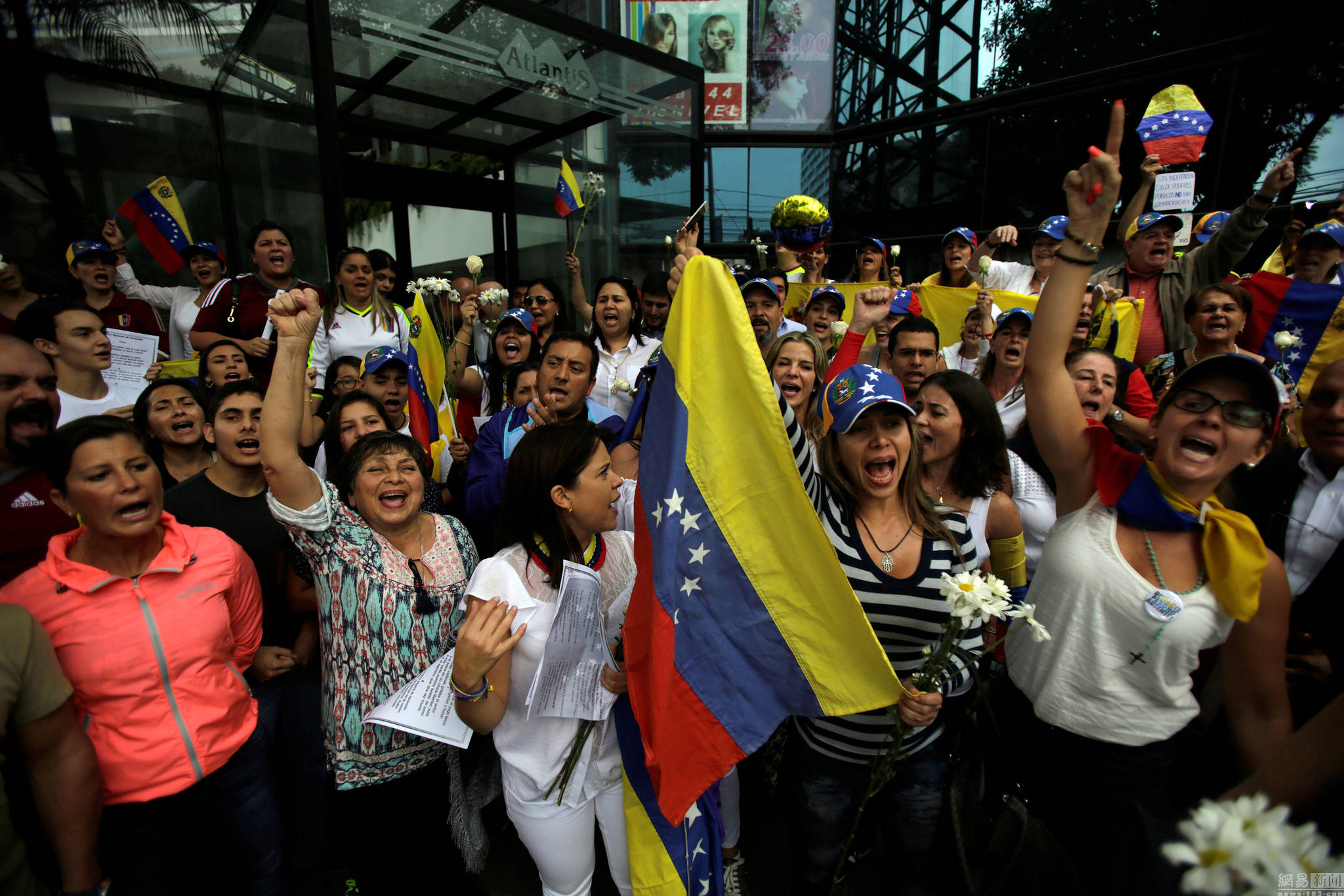 美国发动空袭！