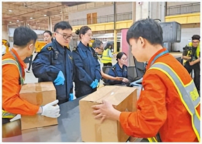 海南自贸港封关后：首票货物经海口港秀英港区集装箱码头出岛