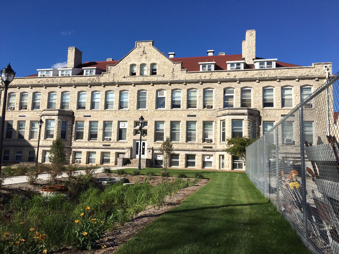 经纬早班车｜美国遭遇股债汇“三杀”；欧洲议会冻结美欧贸易协议批准程序