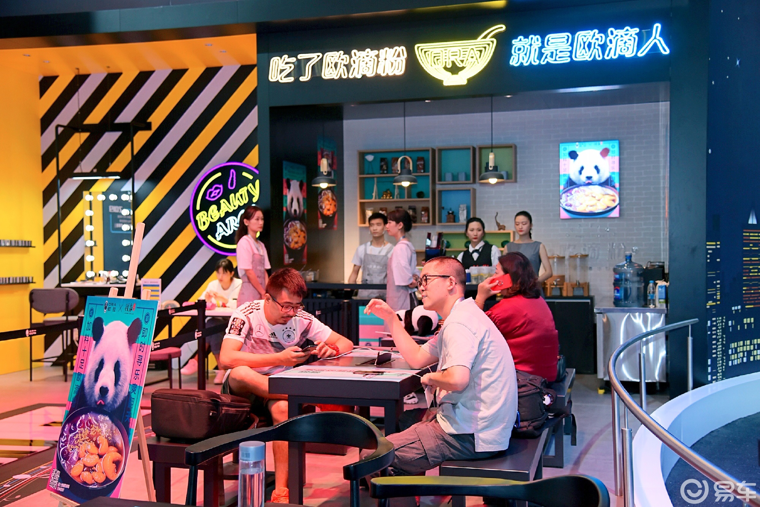 热爱当下、重返线下，“情价比”成年轻人消费新趋势