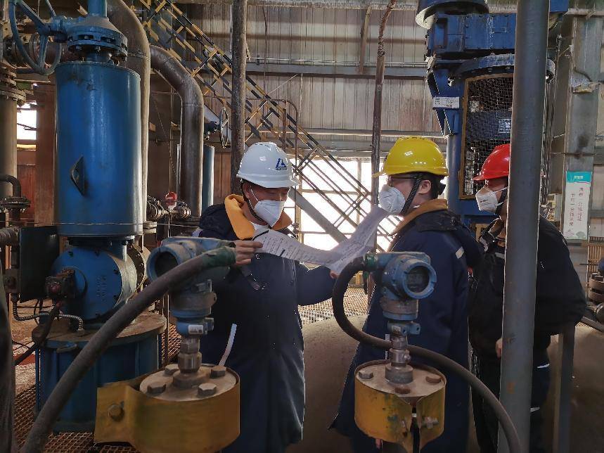 驰宏锌锗:公司拟以自有资金对呼伦贝尔驰宏增资人民币33亿元