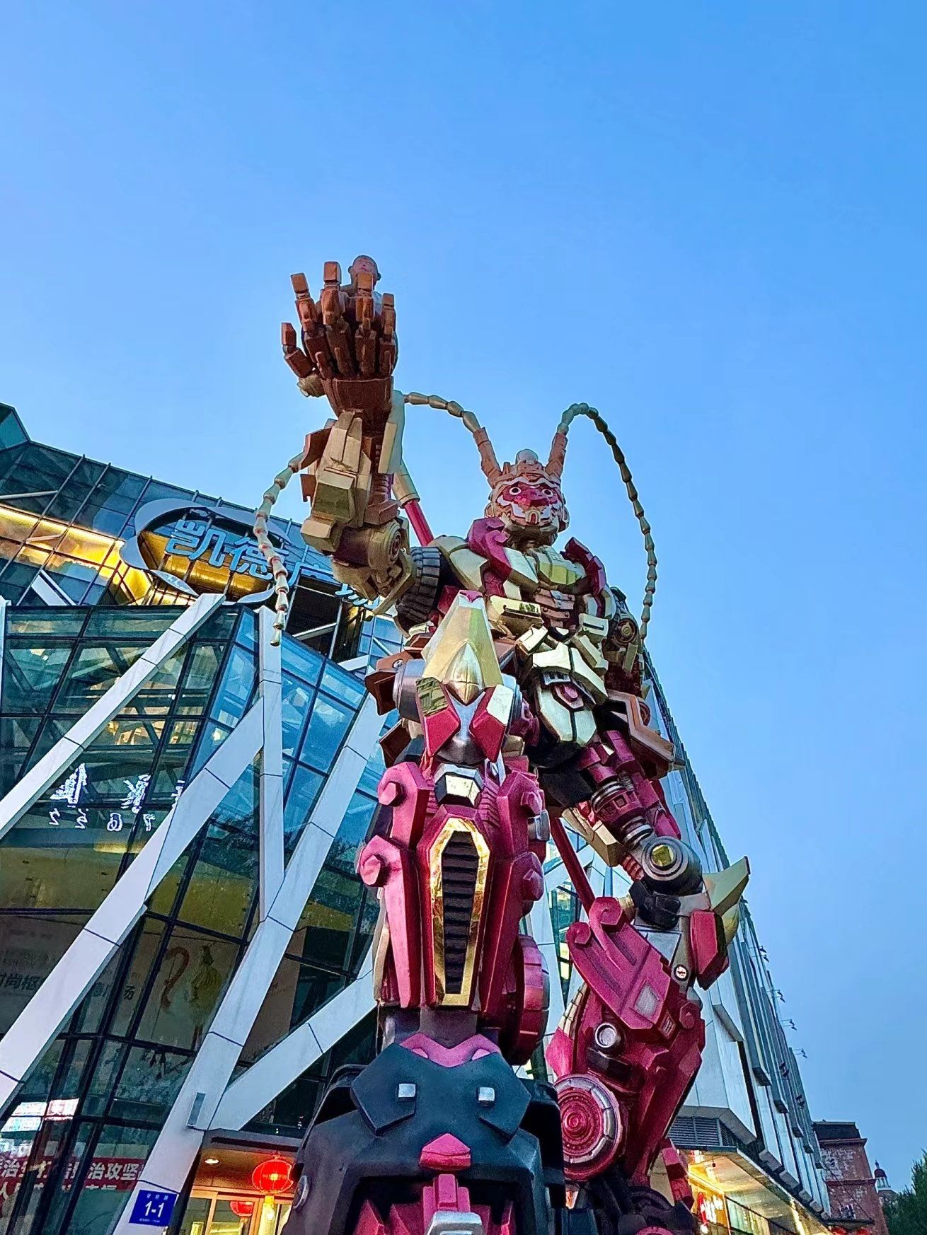 哈尔滨冰雪大世界启用机器人辅助景观建设