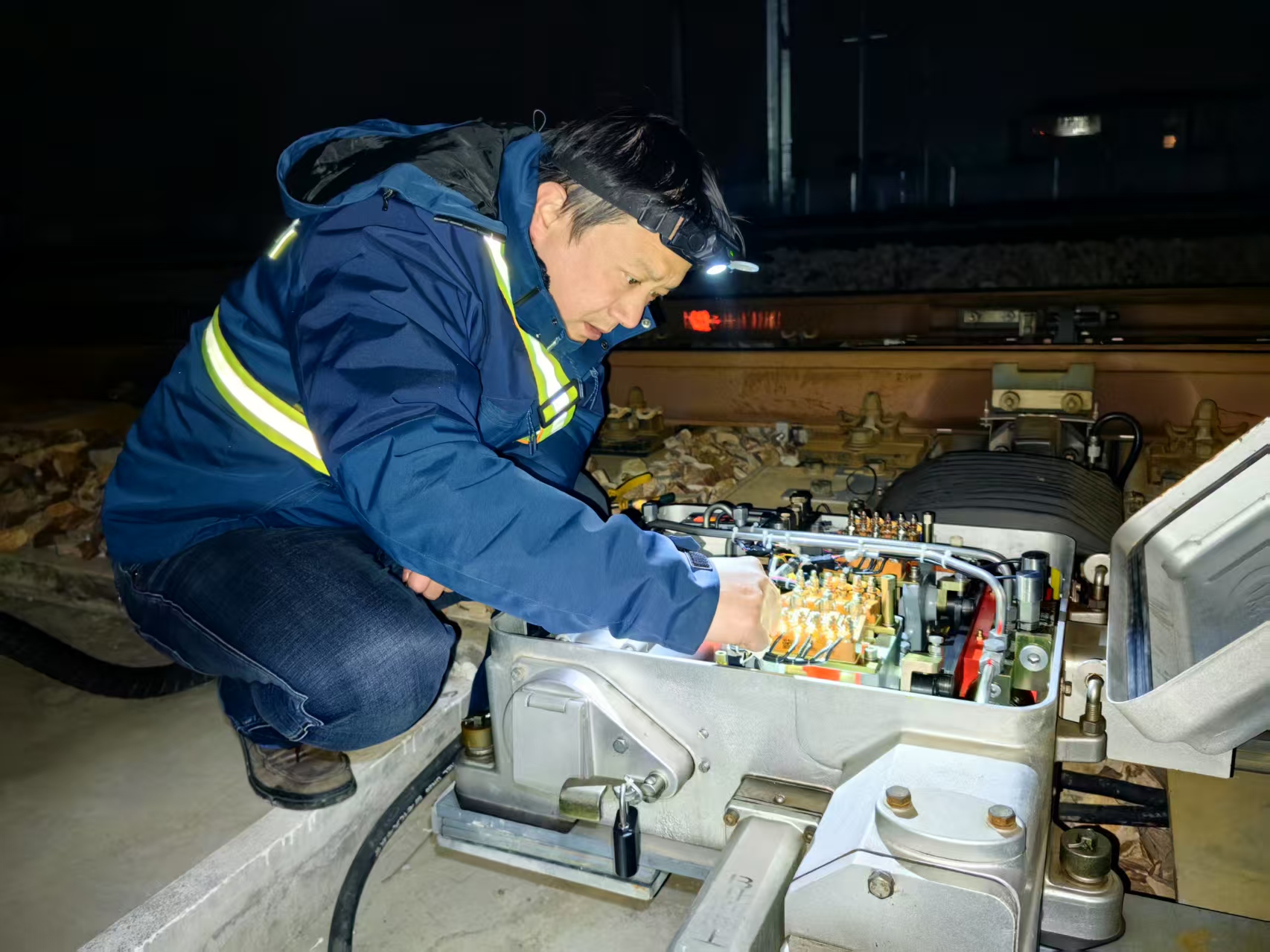 （新春走基层）武汉“动车医生”：毫厘之间护航春运归途