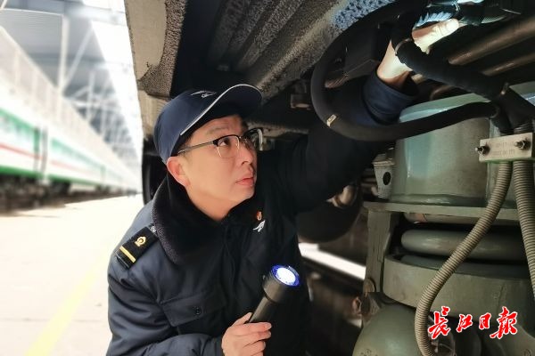 （新春走基层）武汉“动车医生”：毫厘之间护航春运归途