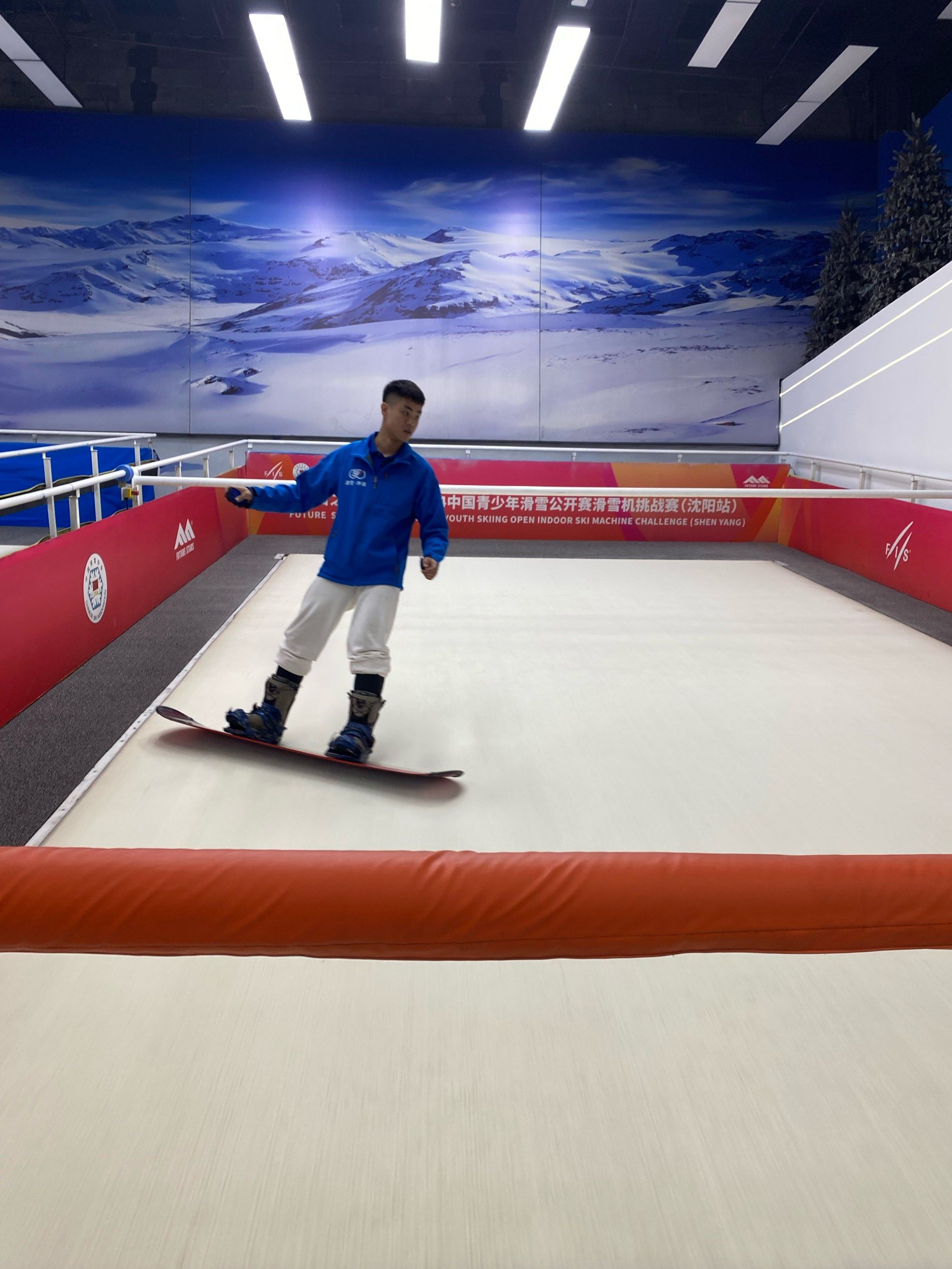 成都室内滑雪场玩出新花样：雪地里吃火锅 冰与火中享暖意