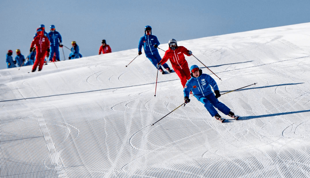 成都室内滑雪场玩出新花样：雪地里吃火锅 冰与火中享暖意