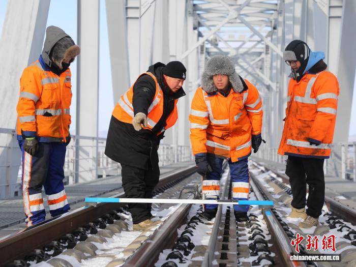 （新春走基层）“00后”列车长董泓辰的零点春运