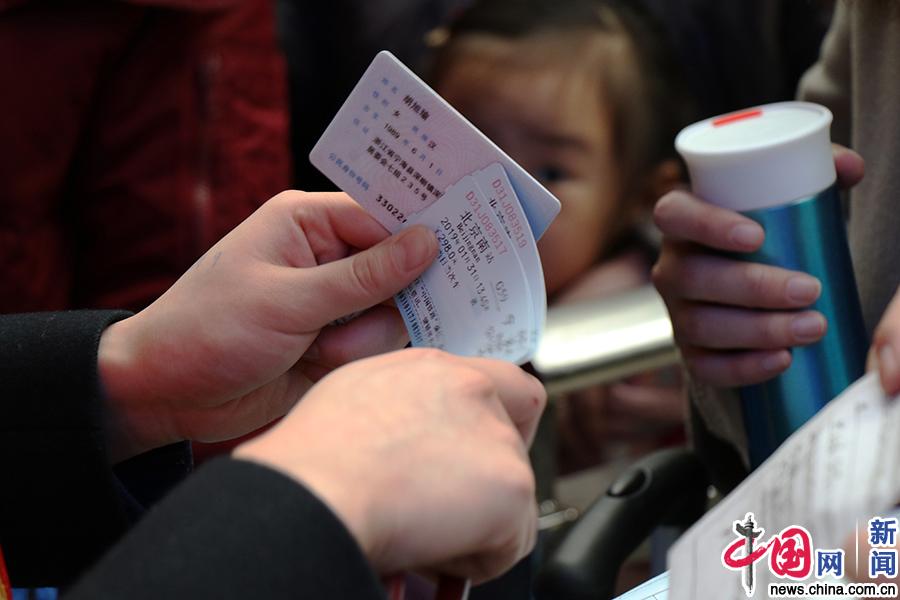 （新春走基层）“00后”列车长董泓辰的零点春运