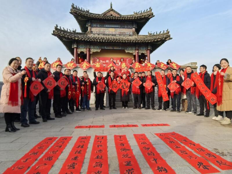 西安城墙16座城门完成巨幅春联悬挂 喜迎新春