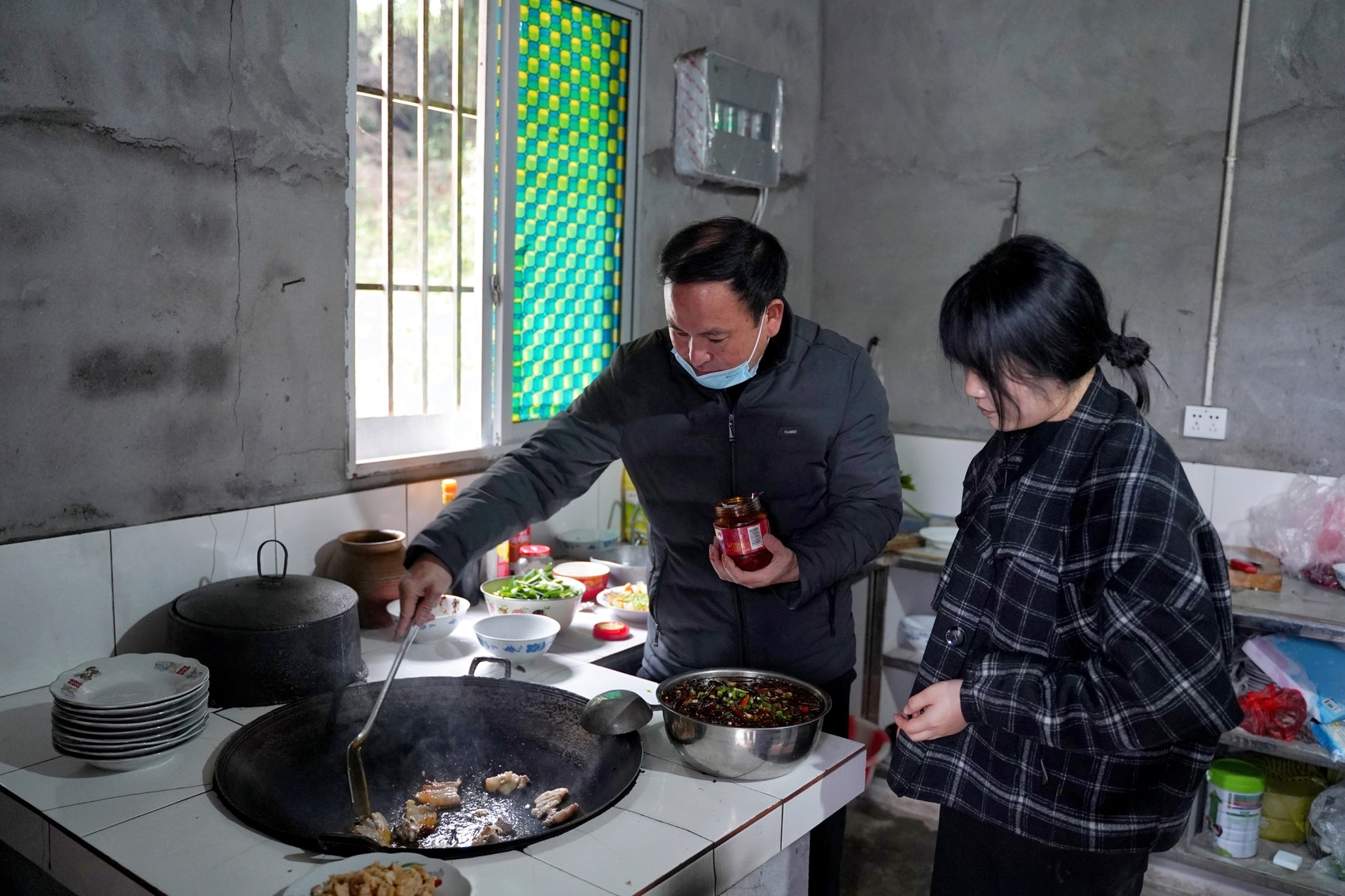 （新春走基层）广州边检见闻：在煤堆与粮船间守护万家“烟火气”