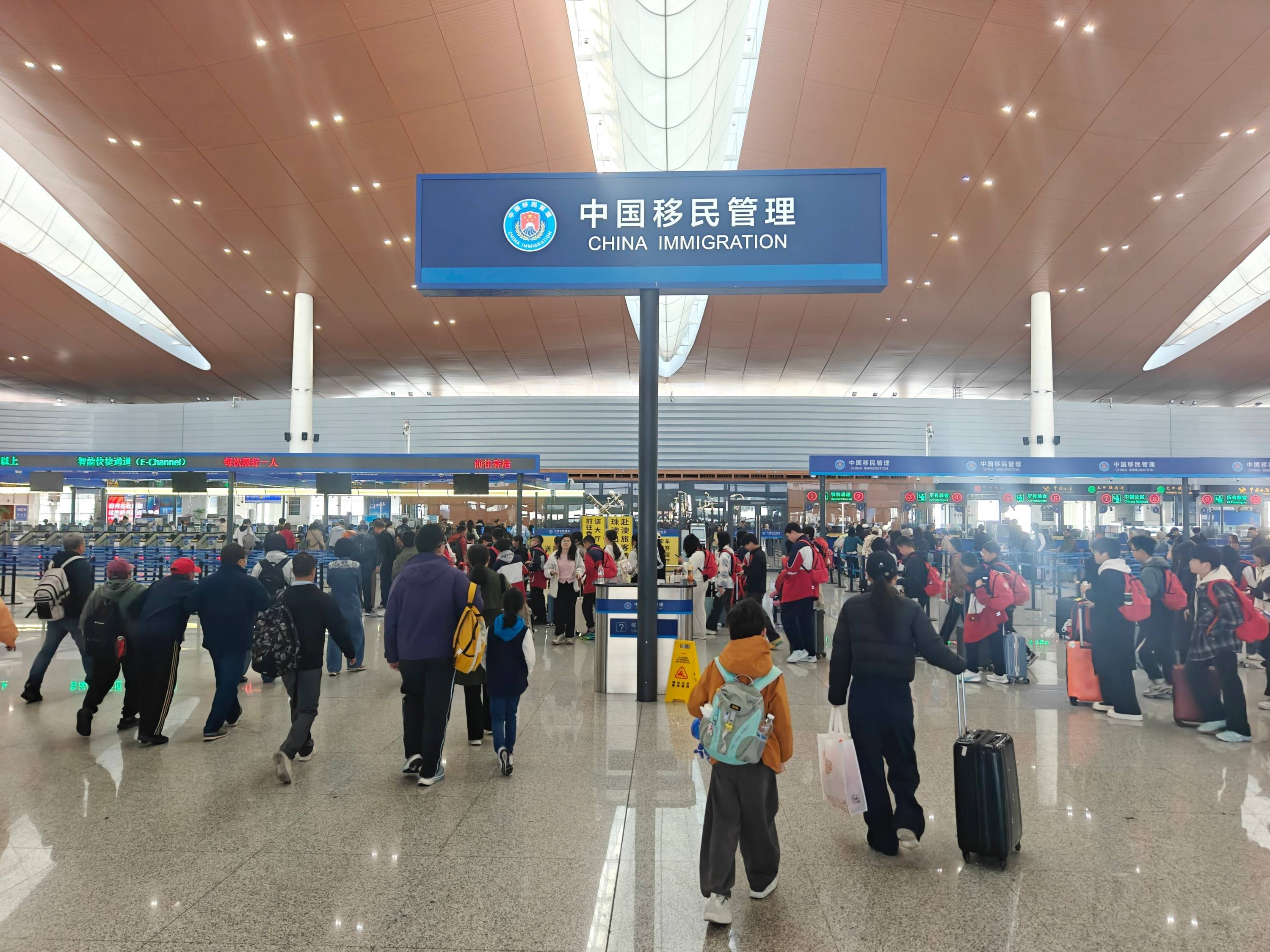 （新春走基层）中越边关人流涌 口岸通途伴团圆