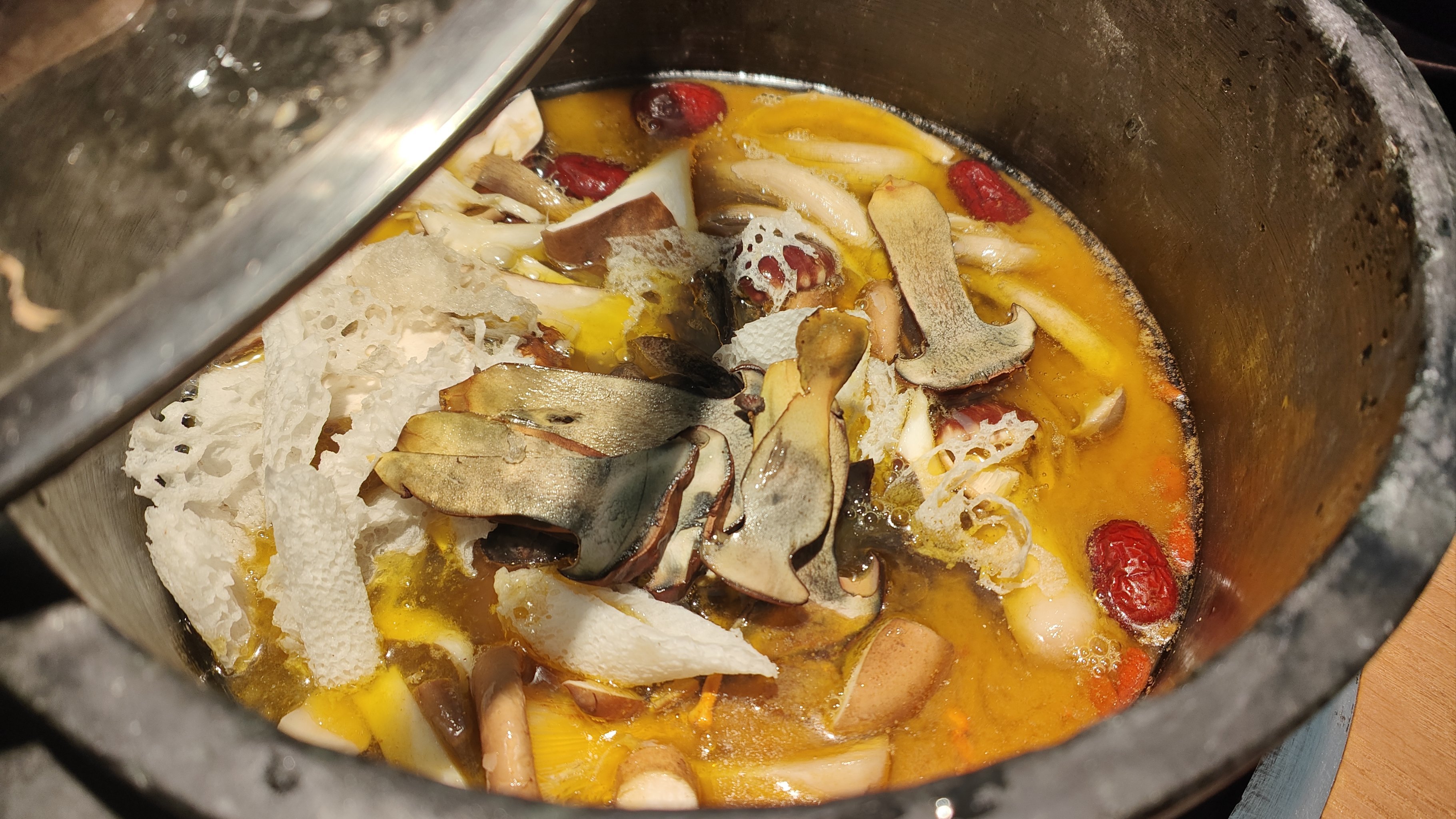 （新春见闻）茶马古道上的年夜饭：信手拈来皆食材 一锅闯荡江湖味