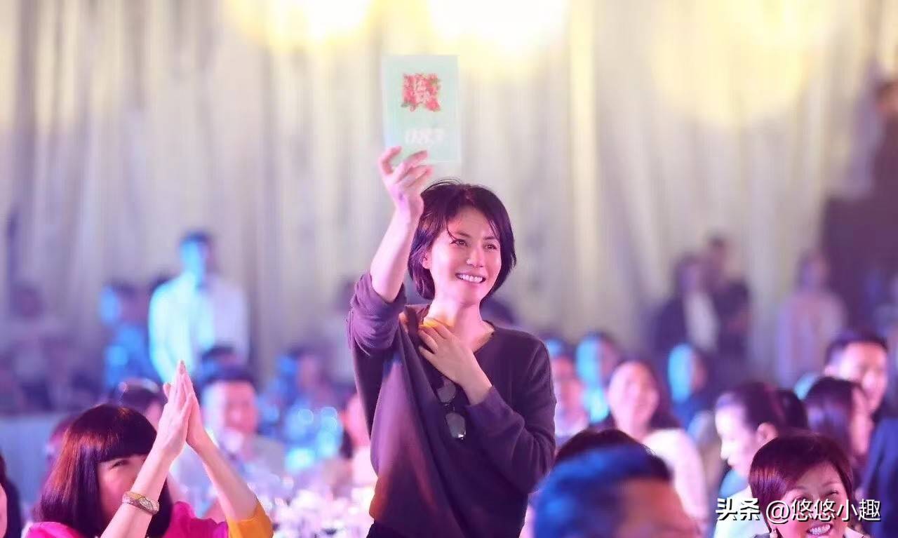 王菲水滴耳环再次出圈，网友立刻找到同款！窦靖童发文