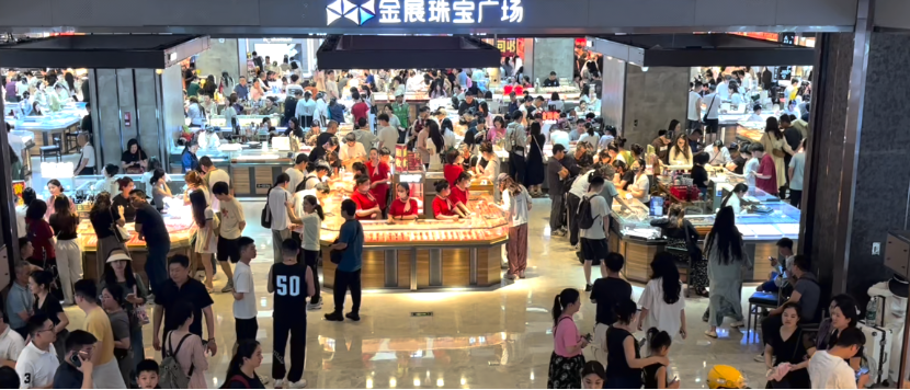 特写:金价高位震荡 深圳水贝市场春节“不打烊”