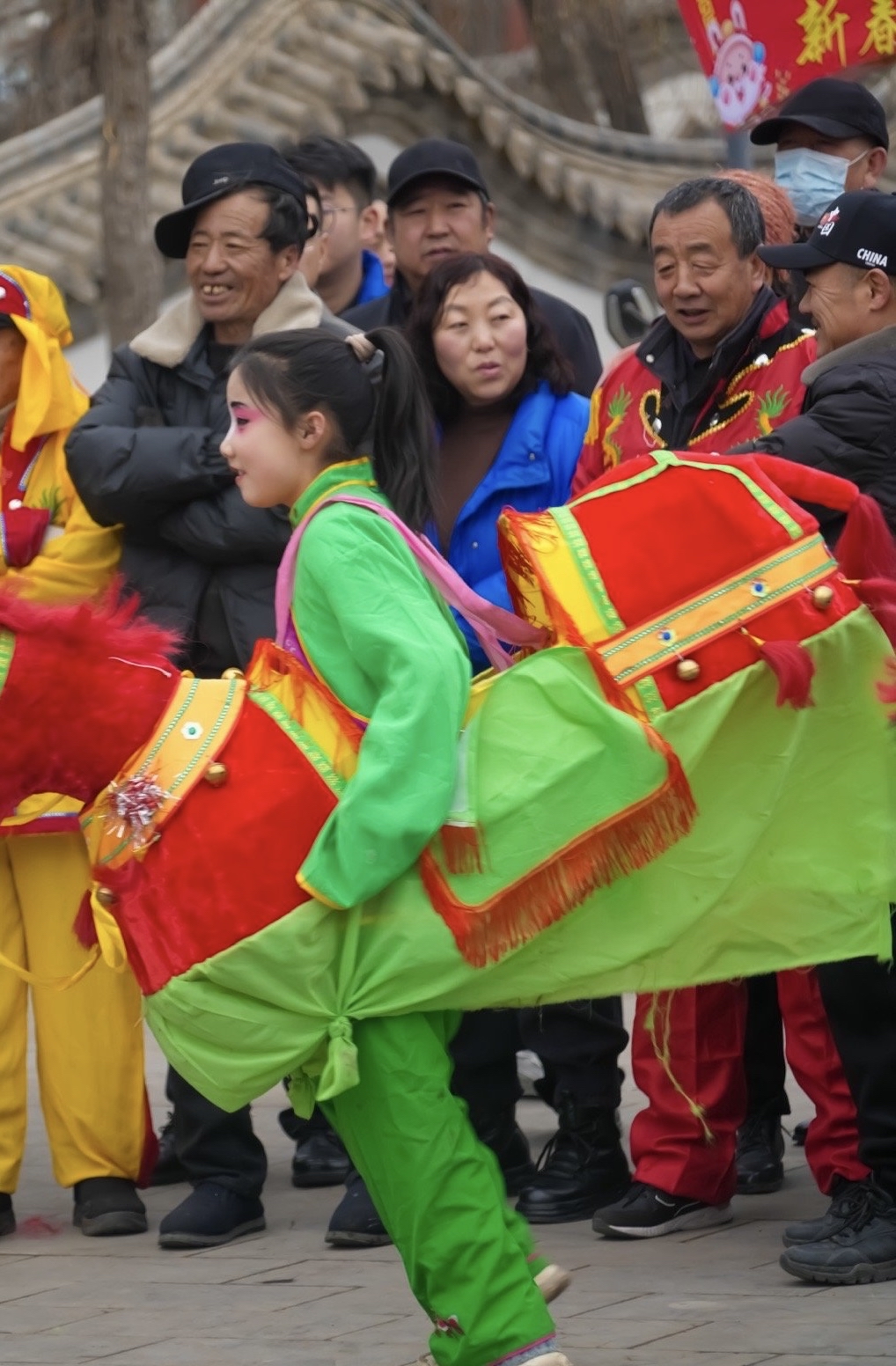 “彩陶之乡”甘肃临洮：六百人社火集中展演 傩舞狮跃闹新春