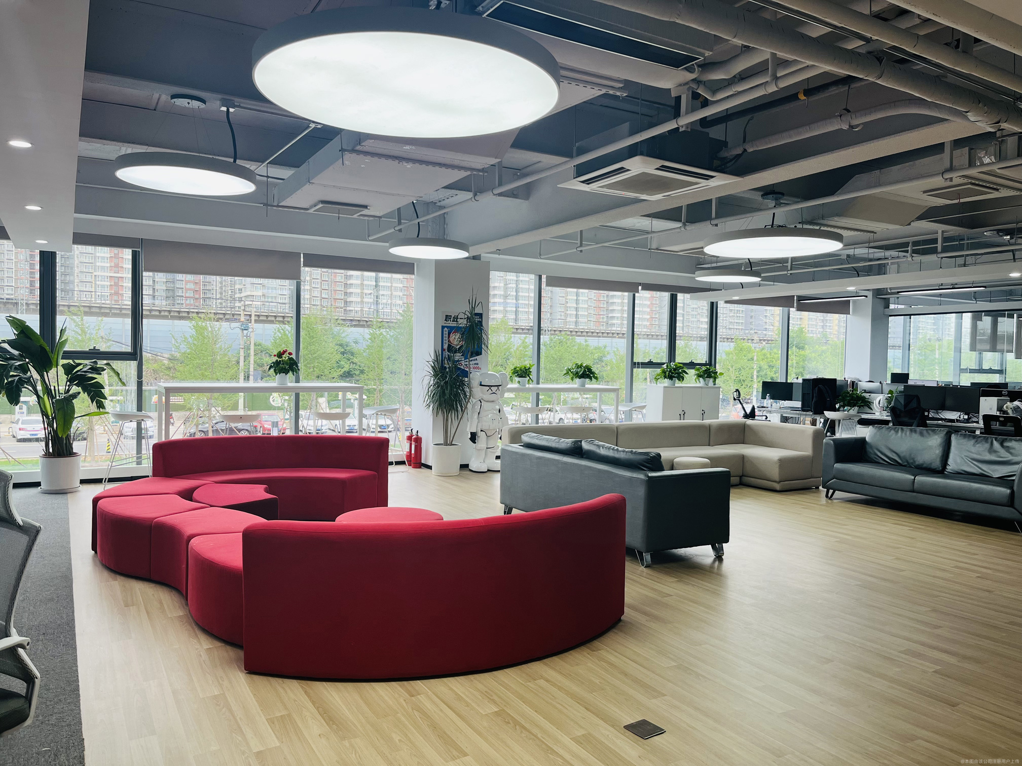 丝路视觉董事王军平减持1.19万股，减持金额24.45万元