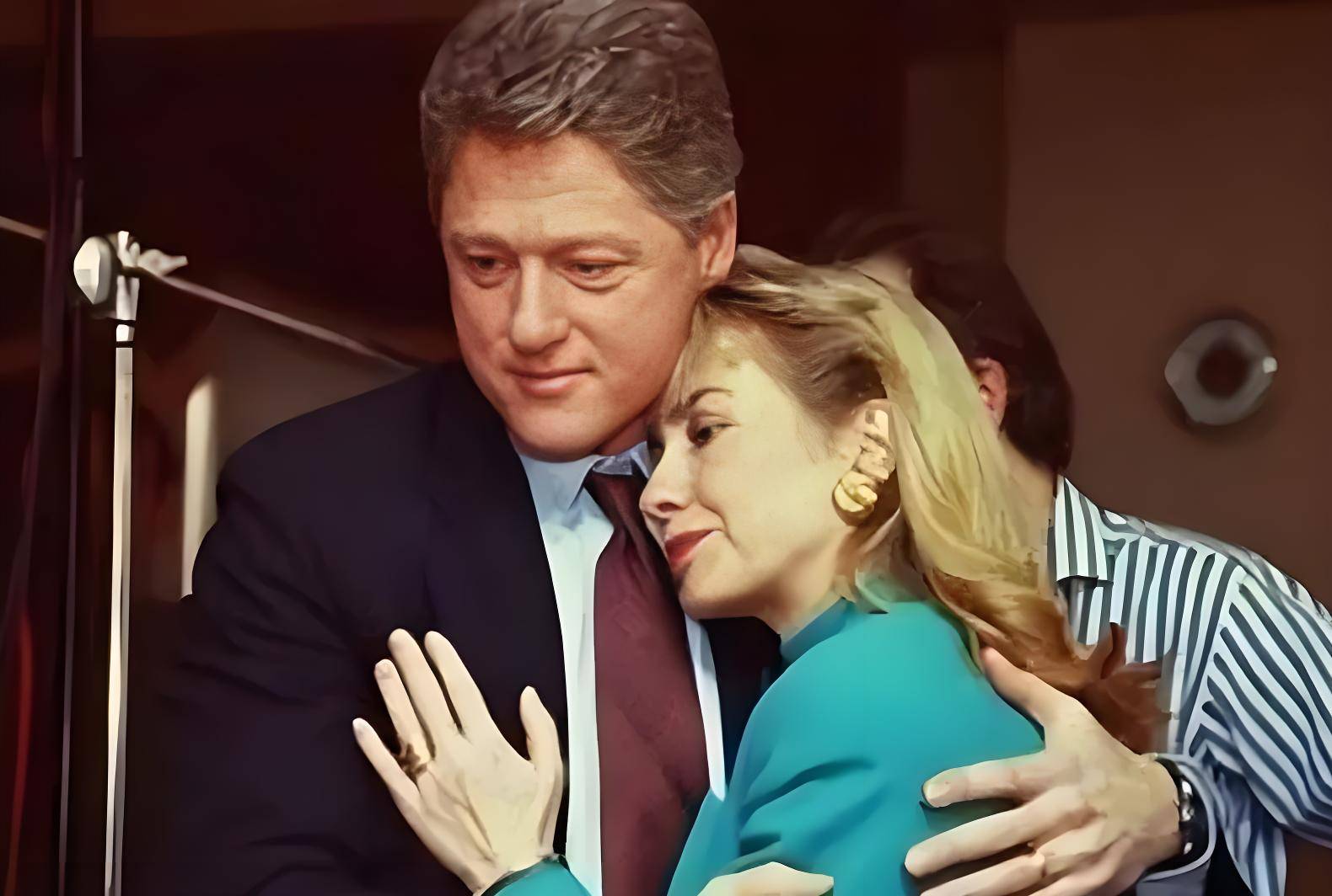 克林顿夫妇4.5小时视频公布!希拉里12次说“去问我丈夫”,还愤怒锤桌!克林顿:接受过空乘按摩,没与爱泼斯坦介绍的任何女性发生关系