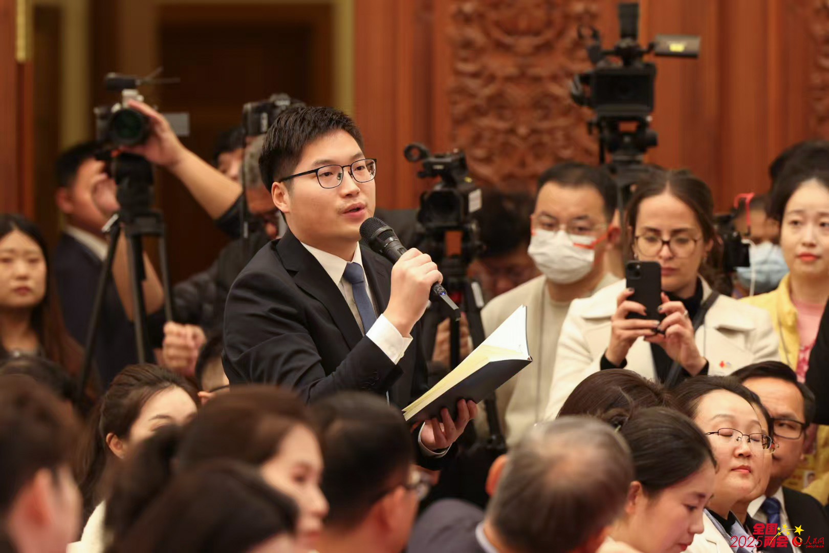 (全国两会)全国政协常委杨云彦:建议推动夫妻共担育儿责任