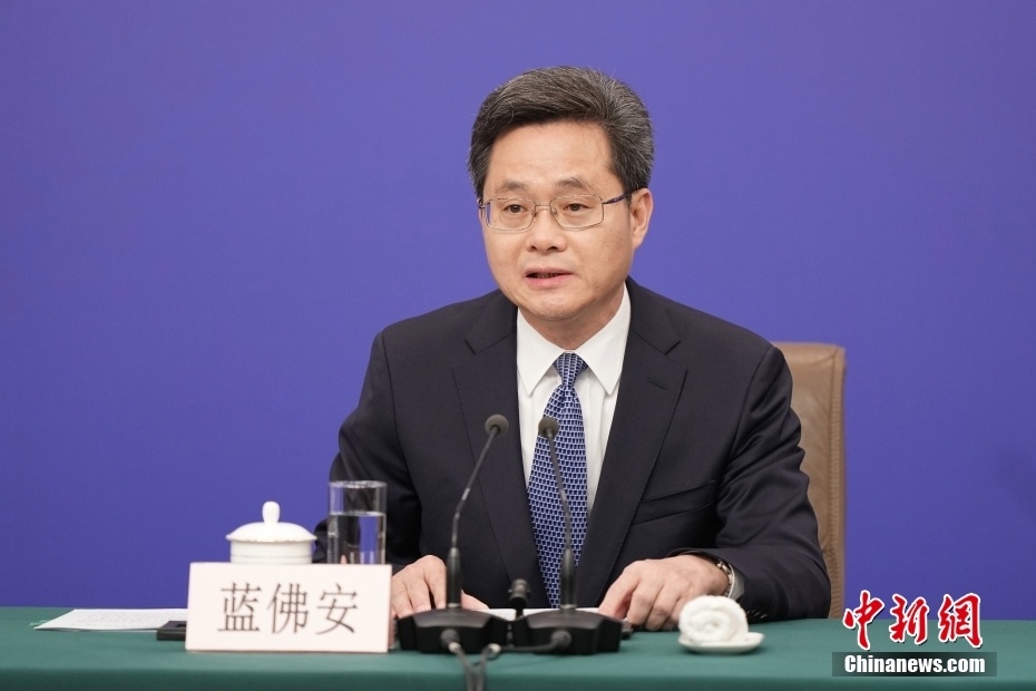 (全国两会)国际人士看两会:中国经济强韧 发展惠及全球