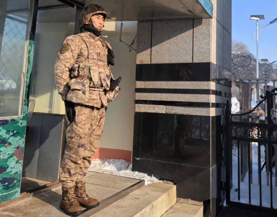 从国防绿到警服蓝：两代“老兵”的铁道守护