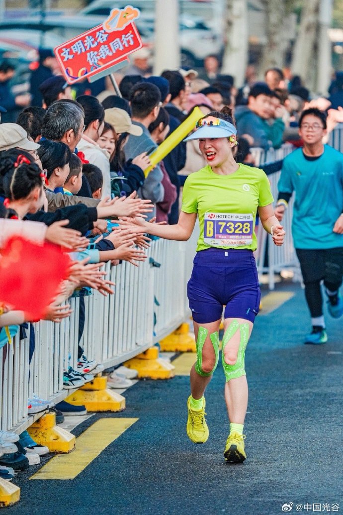 武汉马拉松：中外跑者共赴春日之约