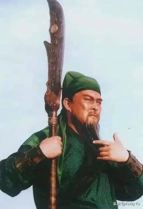 这届年轻人上坟，恨不得再给古人续一部“三国演义”