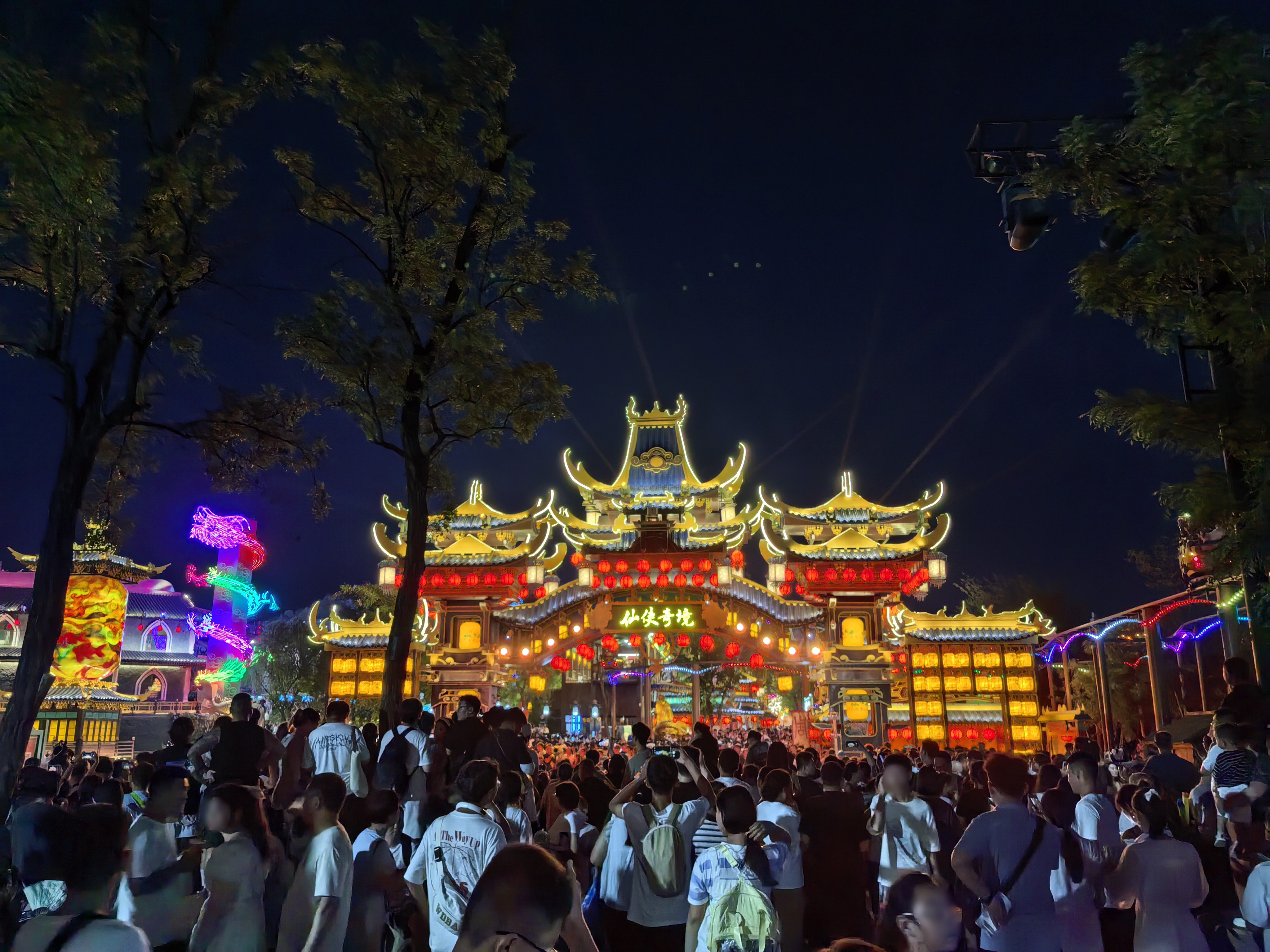 万岁山武侠城常态化无人机表演点亮文旅新“夜”态