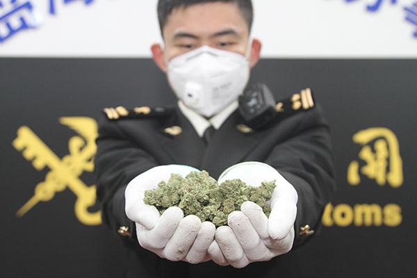 深圳宝安机场海关查获进境旅客携带冰毒0.62克、大麻1.92克