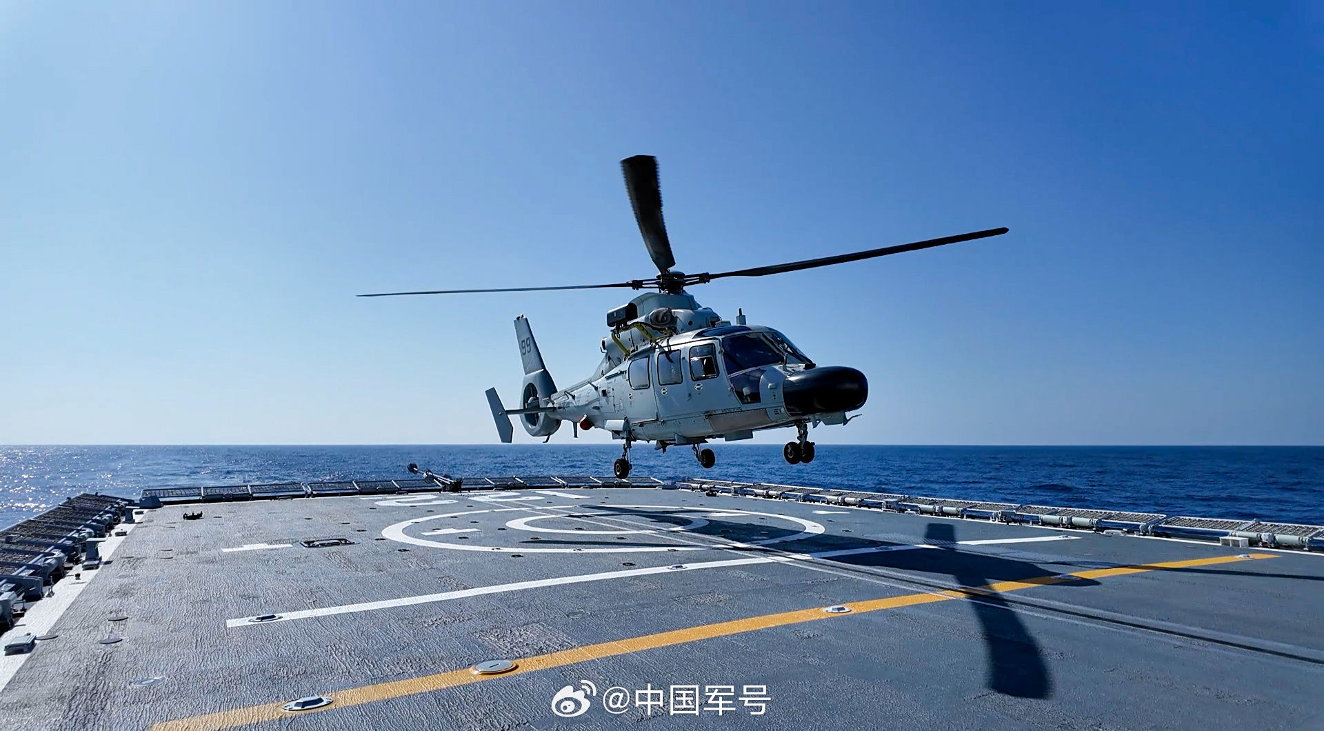 海军护航编队正在执行例行性护航任务