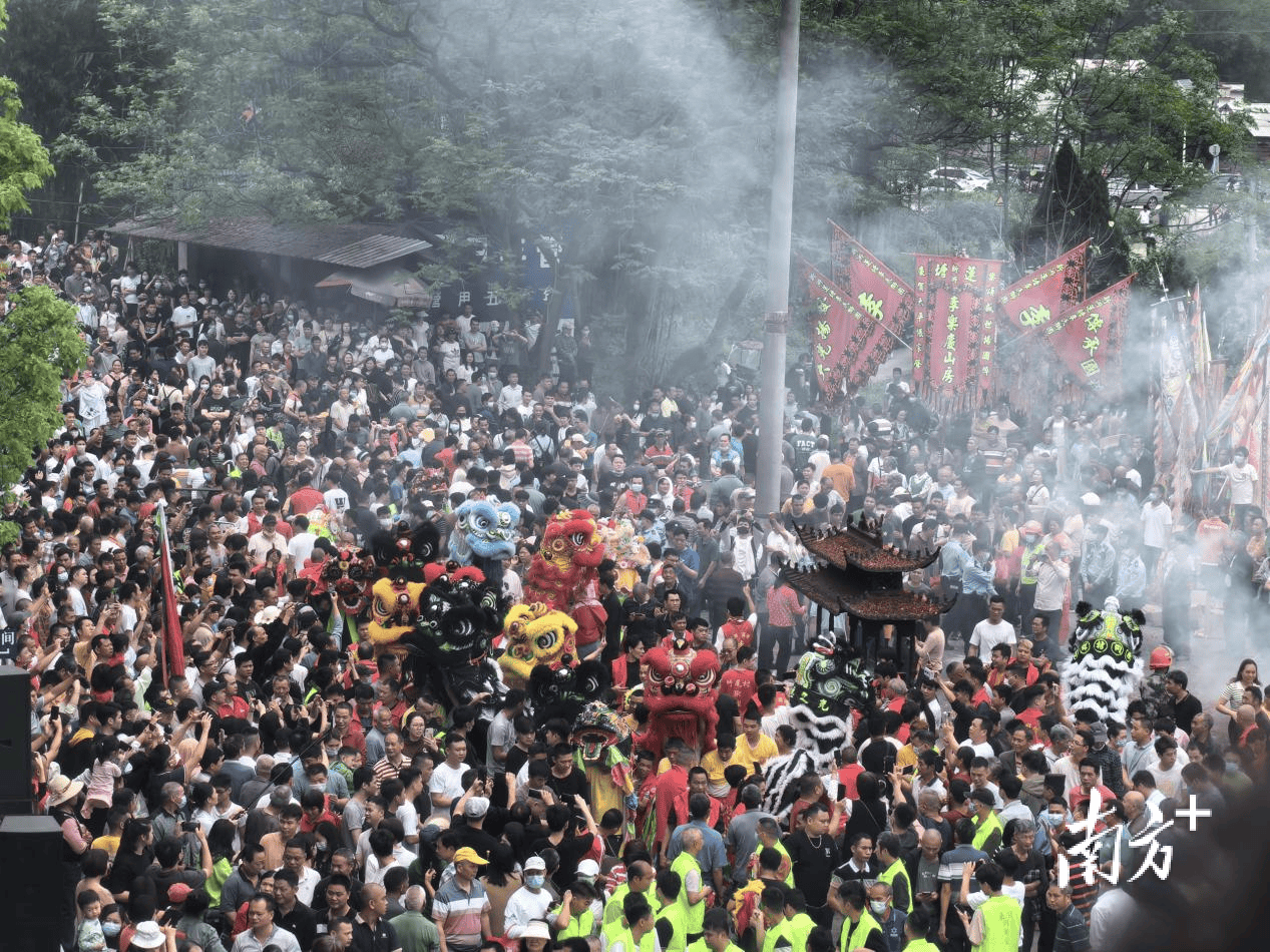 广西三江：燃情抢花炮 欢度“三月三”