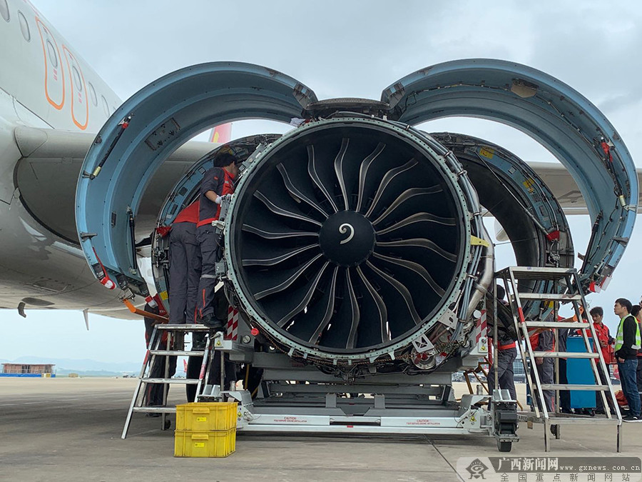 中国民用航空局副局长胡振江会见老挝公共工程与运输部副部长赛松坎