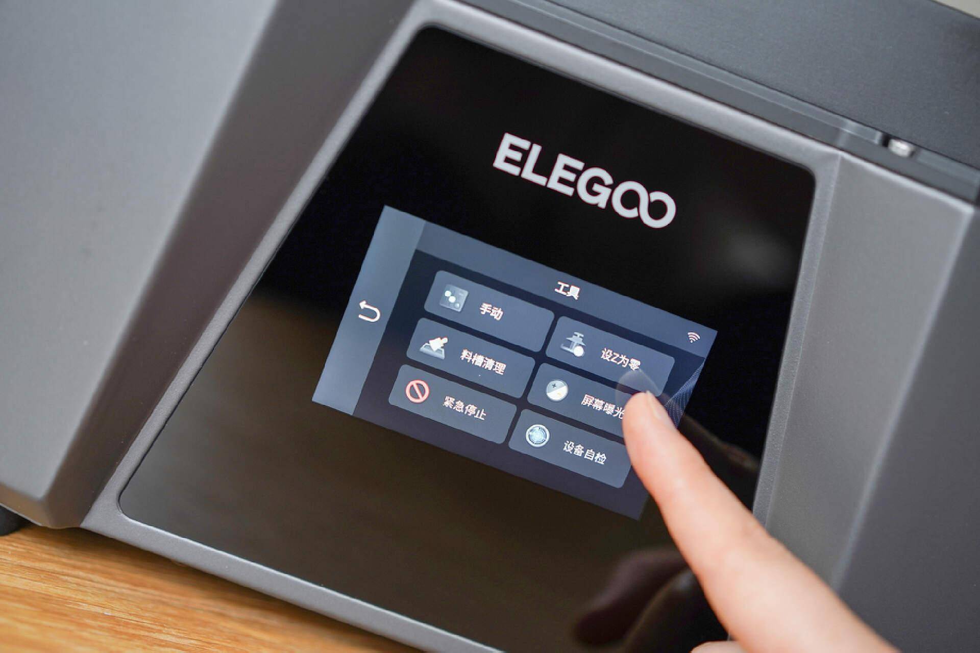 “700台机器没日没夜打，月赚10万”，年轻人开始靠3D打印“搞钱”