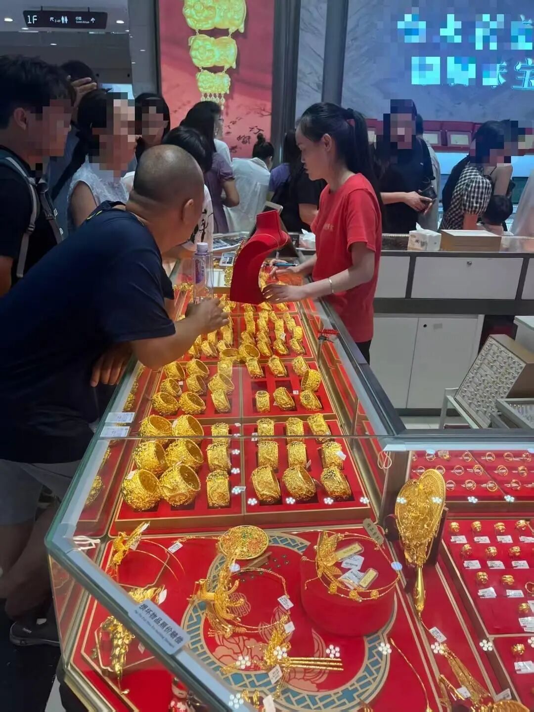 深圳水贝人气旺！实探五一假期黄金消费市场
